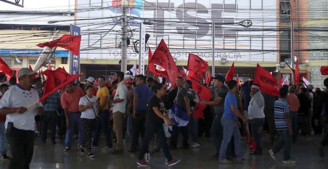 Simpatizantes de Salvador Nasralla protestan frente al edificio del Tribunal Supremo Electoral, en Tegucigalpa. / GUSTAVO AMADOR (EFE)