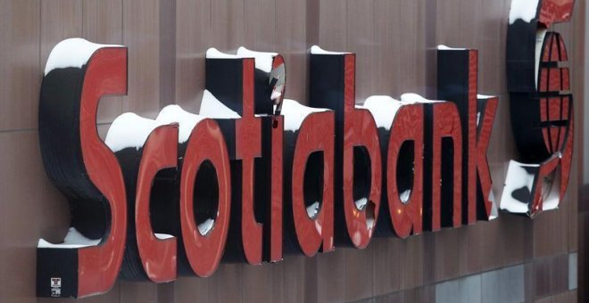 La nieve cubre el logo del banco Scotiabank, en su sede en Toronto (Canadá). REUTERS/Chris Helgren