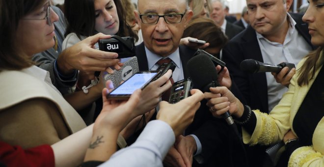 El ministro de Hacienda, Cristóbal Montoro, hace declaraciones a los medios en el Congreso de los Diputados. EFE/ Juan Carlos Hidalgo