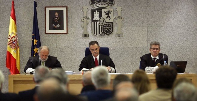 El tribunal de la Gürtel. De izquierda a derecha, Julio de Diego, Ángel Hurtado (presidente) y José Ricardo de Prada. EFE/CHEMA MOYA