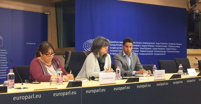 Rueda de prensa en el Parlamento Europeo de Paloma López, eurodiputada de IU, la activista Isabel Lourenco y el también activista y refugiado saharaui Hassana Alia