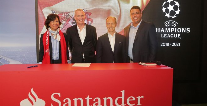 La presidenta del Banco Santander, Ana Botín, el director de Marketin Guy-Laurent Epstein, el consejero delegado de Santander España, Rami Aboukhair, y el exfutbolista Ronaldo Nazario da Lima. E.P.