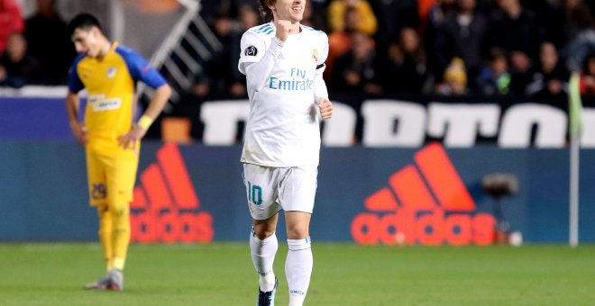 El jugador del Real Madrid Luka Modric celebra después de anotar un gol durante un partido contra el Apoel Nicosia en la Champions League. EFE/Katia Christodoulo