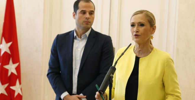 La presidenta de la Comunidad de Madrid, Cristina Cifuentes (d), junto al portavoz de Ciudadanos en la Asamblea de Madrid, Ignacio Aguado (i). EFE/Archivo