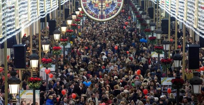 Alumbrado navideño en la calle Larios de Málaga. / DANIEL PÉREZ (EFE)