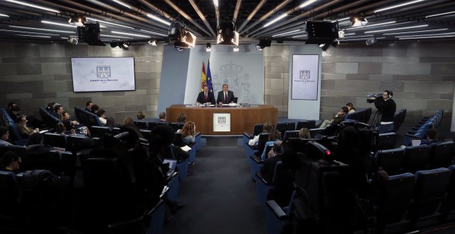 El portavoz del Gobierno, Íñigo Méndez de Vigo, y el titular de Fomento, Íñigo de la Serna, durante la rueda de prensa posterior a la reunión del Consejo de Ministros en el Palacio de la Moncloa. EFE/Ángel Díaz