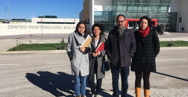 La delegación de Podemos que ha visitado este viernes la cárcel de Archidona, donde Interior ha encerrado a casi 600 migrantes recién llegados en patera.