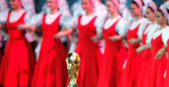 Vista del trofeo de campeón en el escenario durante el sorteo del Mundial de Rusia 2018 que se celebra en el Palacio del Kremlin de Moscú, Rusia. EFE/Yuri Kochetkov