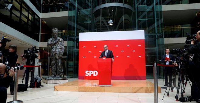 El líder del Partido Socialdemócrata (SPD), Martin Schulz, hace declaraciones ante los medios tras asistir a una reunión con la cúpula del SPD, en Berlín, Alemania./EFE