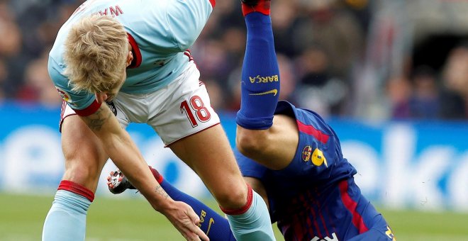 El centrocampista danés del Celta Daniel Wass y el centrocampista del FC Barcelona Denis Suárez durante el partido correspondiente a la decimocuarta jornada de LaLiga Santander disputado en el Camp Nou. EFE/Alberto Estévez.