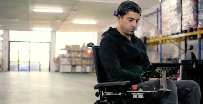 La empresa gallega Handytronic ha creado una silla de ruedas “inteligente” permitirá a los usuarios guiarla con su pensamiento