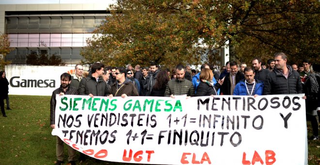 Trabajadores de Siemens Gamesa protestan contra los despidos en la empresa en la sede del fabricante de aerogeneradores en Zamudio (Vizcaya). REUTERS/Vincent West
