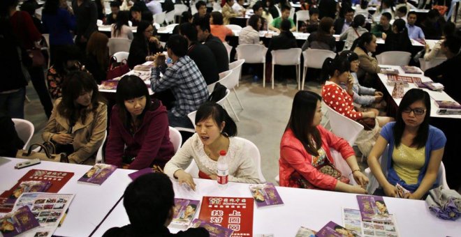 Mujeres conversando durante un evento en Shangai. REUTERS/Carlos Barria
