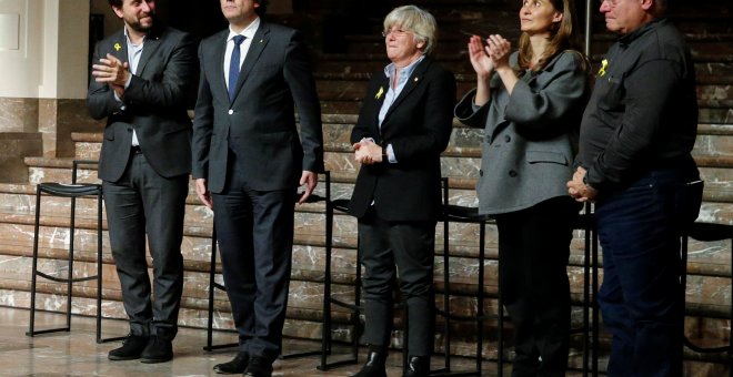 El presidente cesado Carles Puigdemont y los exconsellers Antoni Comin, Clara Ponsati, Meritxell Serret y Luis Puig, en un encuentro con alcaldes catalanes en Bruselas el pasado 7 de noviembre. REUTERS/Pascal Rossignol