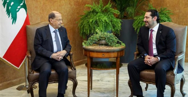 El presidente libanés, Michel Aoun (i), mientras conversa con el primer ministro de Líbano, Saad Hariri (d). EFE/ Dalati Nohra Handout