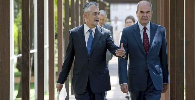 Los expresidentes de Andalucía José Antonio Griñán y Manuel Chaves, dos de los principales procesados en la macrocausa de los ERE. EFE/Archivo