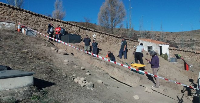 Familiares de las víctimas y voluntarios de Arico, durante los trabajos de exhumación en el cementerio de Pómer. ARICO