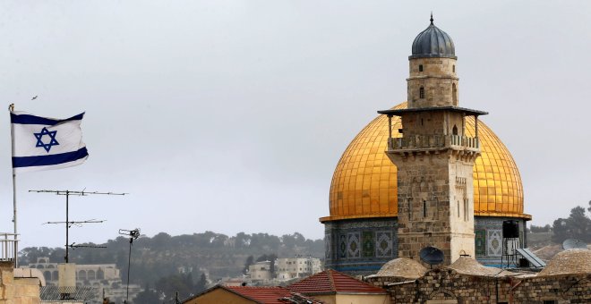 Una bandera israelí cerca de la Cúpula de la Roca, en la ciudad vieja de Jesusalén. REUTERS/Ammar Awad