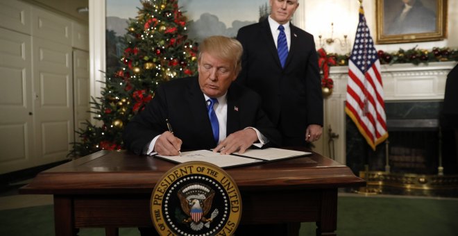 Donald Trump, junto a Mike Pence, firma una orden ejecutiva por la que reconoce a Jerusalén como capital de Israel. REUTERS/Kevin Lamarque