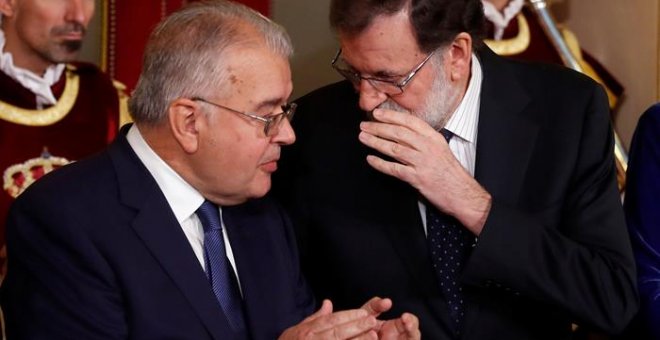 Rajoy y el presidente del Tribunal Constitucional, Juan José González Rivas, este miércoles. EFE/ Chema Moya
