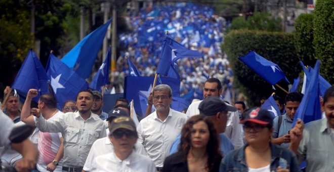 Simpatizantes del Partido Nacional marchan en apoyo al presidente Juan Orlando Hernández.- EFE