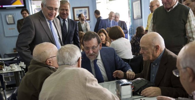 El presidente del Gobierno, Mariano Rajoy, visita en Melilla a un grupo de jubilados antes de las elecciones de 2015. EFE