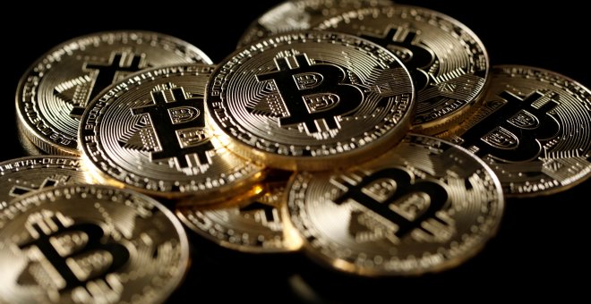 Monedas físicas de Bitcoin. REUTERS/Benoit Tessier