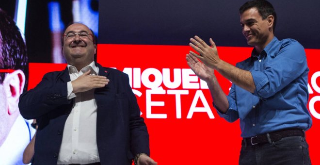 Miquel Iceta, proclamado como candidato del PSC a la Generalitat, aplaudido por el líder del PSOE, Pedro Sánchez. EFE