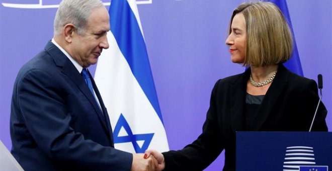 El primer ministro israelí, Benjamín Netanyahu, estrecha la mano de la jefa de política exterior de la UE, Federica Mogherini, en Bruselas. / Reuters