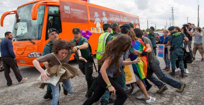 Defensores de los derechos LGTBI bloquean el acceso del autobús Hazte Oír a Logroño. EFE/Archivo