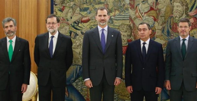 El nuevo fiscal general del Estado, Julián Sánchez Melgar (2d), posa junto al rey Felipe VI; el ministro de Justicia, Rafael Catalá (d); el presidente del Gobierno, Mariano Rajoy (2i), y el presidente del Consejo General del Poder Judicial (CGPJ), Carlos