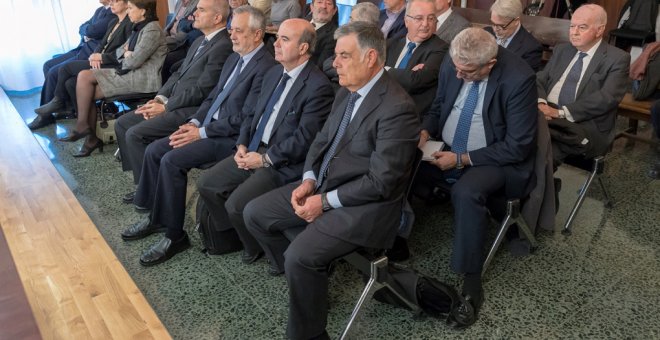 Los 22 ex altos cargos de la Junta de Andalucía, entre ellos los expresidentes socialistas Manuel Chaves (4d), y José Antonio Griñán (3d), sentados en la sala de la Audiencia de Sevilla donde ha comenzado el juicio por el que se les acusa de prevaricación