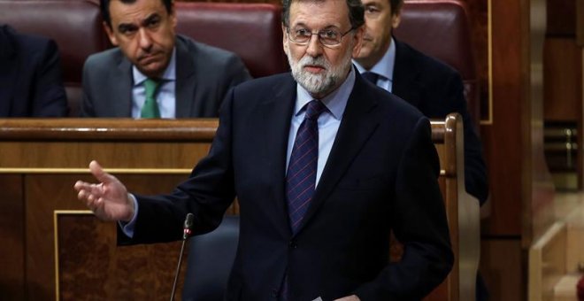 El presidente del Gobierno, Mariano Rajoy, responde a la portavoz socialista Margarita Robles, durante la sesión de control al Gobierno celebrada hoy en el Congreso. EFE/Emilio Naranjo