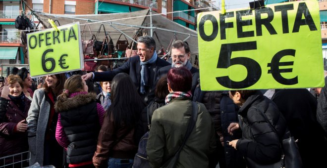 El presidente del Gobierno y del Partido Popular, Mariano Rajoy, acompañado del candidato del PPC a la presidencia de la Generalitat, Xavier García Albiol, durante la visita a un mercadillo en Badalona (Barcelona). EFE/Quique García