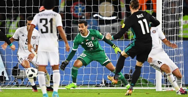 El jugador del Real Madrid Gareth Bale (2d) marca el gol que ha dado la victoria al equipo ante el Al Jazira durante el partido de semifinal perteneciente al Mundial de Clubes disputado entre ambos equipos en Abu Dabi (Emiratos Árabes Unidos) hoy, 13 de d