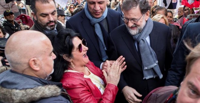 El presidente del Gobierno y del Partido Popular, Mariano Rajoy, acompañado del candidato del PPC a la presidencia de la Generalitat, Xavier García Albiol (c), durante la visita que han realizado al mercadillo de la Salud de Badalona (Barcelona), poco ant