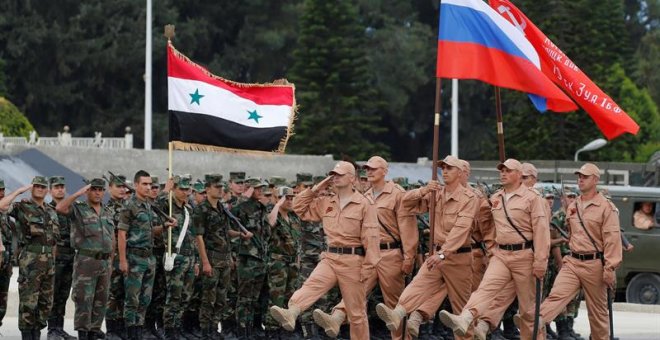 Fotografía de archivo del 4 de mayo de 2016 que muestra a soldados rusos mientras ensayan para el desfile de la Victoria en la base aérea de Hmeimym (Siria). EFE/Archivo