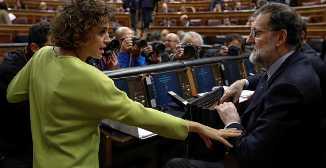 La ministra de Sanidad, Dolors Montserrat (i), conversa con el presidente del Gobierno, Mariano Rajoy (d). /EFE