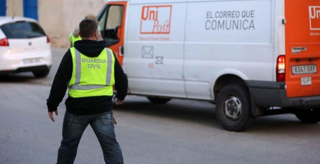 Un agente de la Guardia Civil durante un registro anterior a Unipost. - EFE