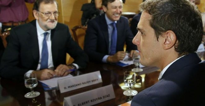 Mariano Rajoy y Albert Rivera, junto a otros miembros de sus partidos, durante la negociación del pacto de investidura. Archivo EFE / Sergio Barrenechea