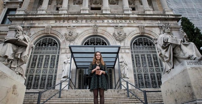 Alba Flores Robla, en la imagen, ha sido la ganadora del Premio Adonáis 2017 de Poesía, un galardón destinado a jóvenes poetas que llega a su 71 edición, por su obra "Digan adiós a la muchacha", según el fallo hecho público hoy en un acto celebrado en la