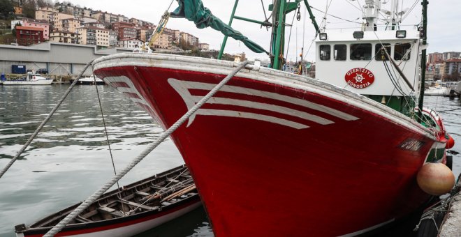 Un pesquero de bajura atracado en el puerto de Pasajes San Pedro, en Donosti. EFE