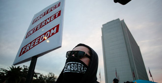 Un manifestante, durante una protesta contra el fin de la neutralidad de la red.- Kyle Grillot (REUTERS)