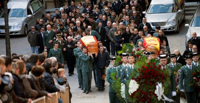 Un momento del funeral que se ha celebrado hoy en la iglesia de Santa María de Alcañiz por los guardias civiles asesinado en Albalate del Arbopispo el pasado jueves. EFE/Antonio Garcia