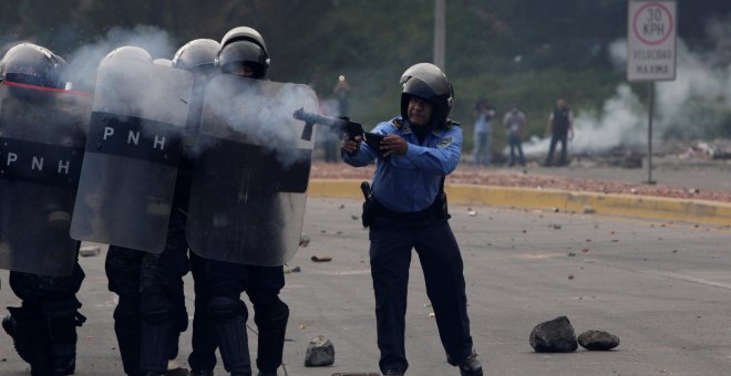 Policías hondureños lanzan gas lacrimógeno a manifestantes en Tegucigalpa. REUTERS/Jorge Cabrera