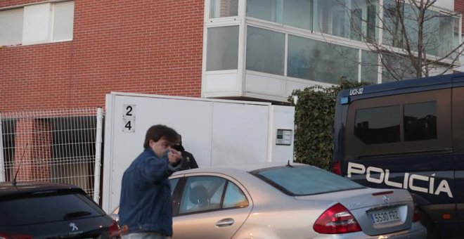 ectivos de la Policía Nacional a las puertas del edificio de la localidad madrileña de Majadahonda donde esta madrugada ha sido detenido un hombre como presunto integrante del grupo terrorista DAESH. EFE/Zipi