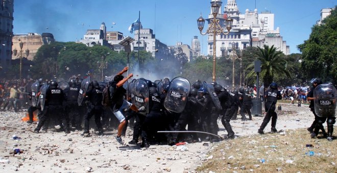 Al menos 109 heridos en una batalla campal en Buenos Aires contra la reforma de las pensiones de Macri. REUTERS/Martin Aosta