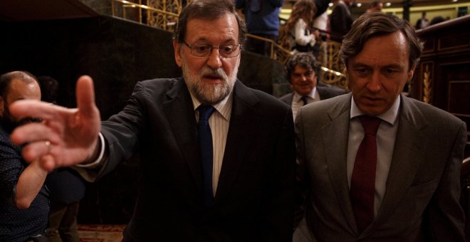 El presidente del Gobierno, Mariano Rajoy, con el protavoz del Grupo Parlamentario Popular, Rafael Hernando. REUTERS