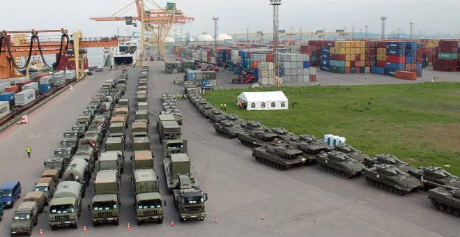 Vista aérea de los más de 100 vehículos del contingente español 'Letonia I', preparado para embarcar en dirección a Riga. A la derecha, la columna de los tanques 'Leopardo' y de los blindados de combate 'Pizarro'. EMAD