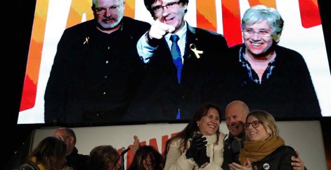 Puigdemont, habla por videoconferencia durante el cierre de campaña. EFE/Toni Albir